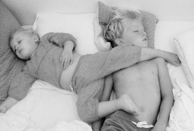 eigen bed of samen slapen